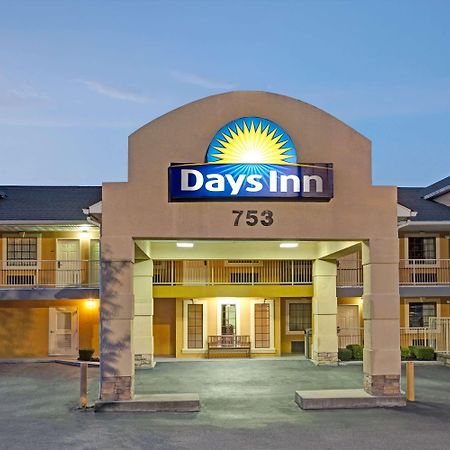 Days Inn By Wyndham Marietta White Water Exterior photo