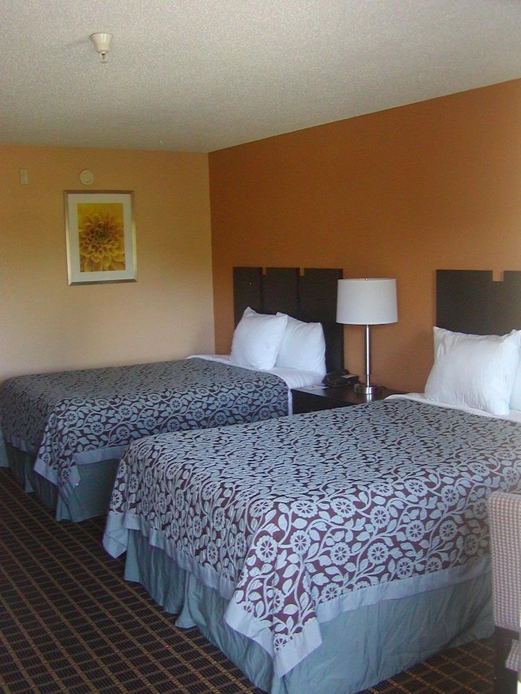 Days Inn By Wyndham Marietta White Water Exterior photo