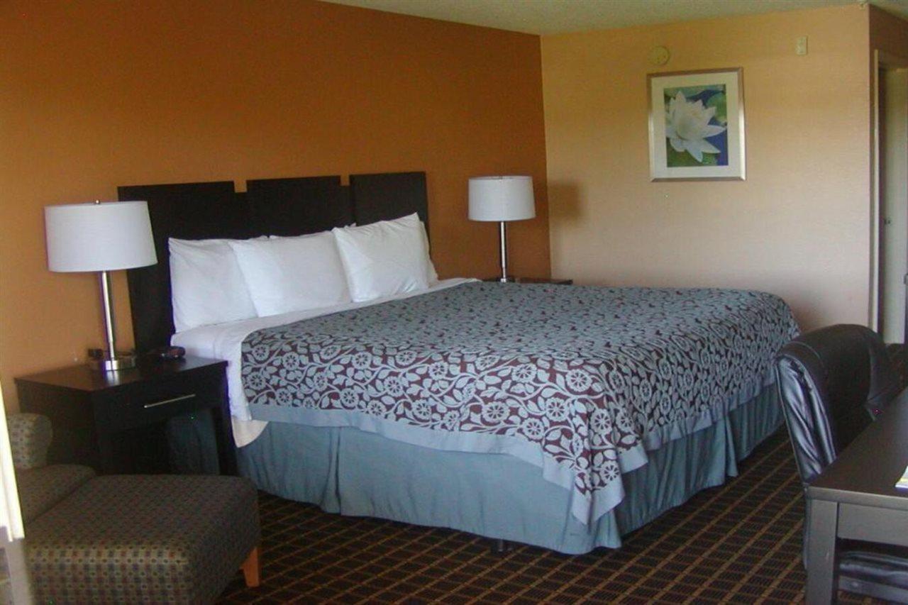 Days Inn By Wyndham Marietta White Water Exterior photo