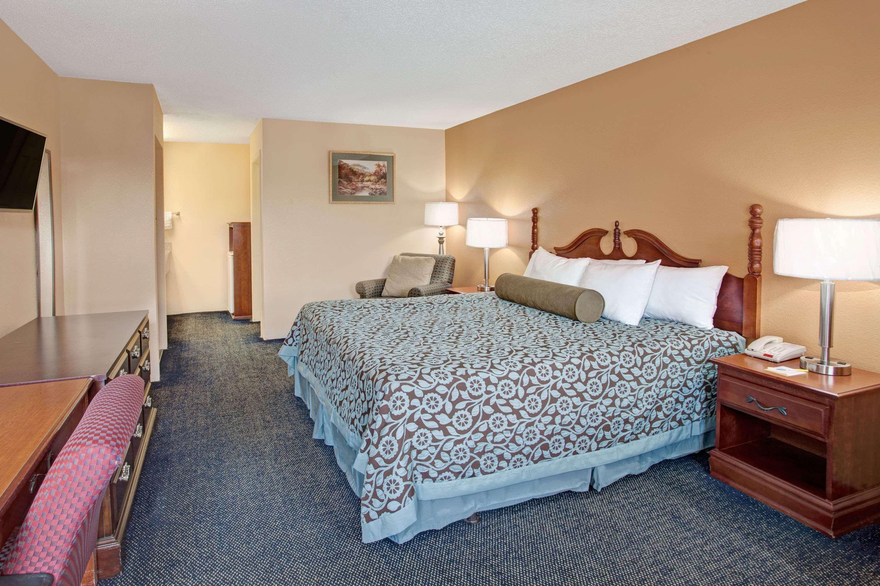 Days Inn By Wyndham Marietta White Water Exterior photo