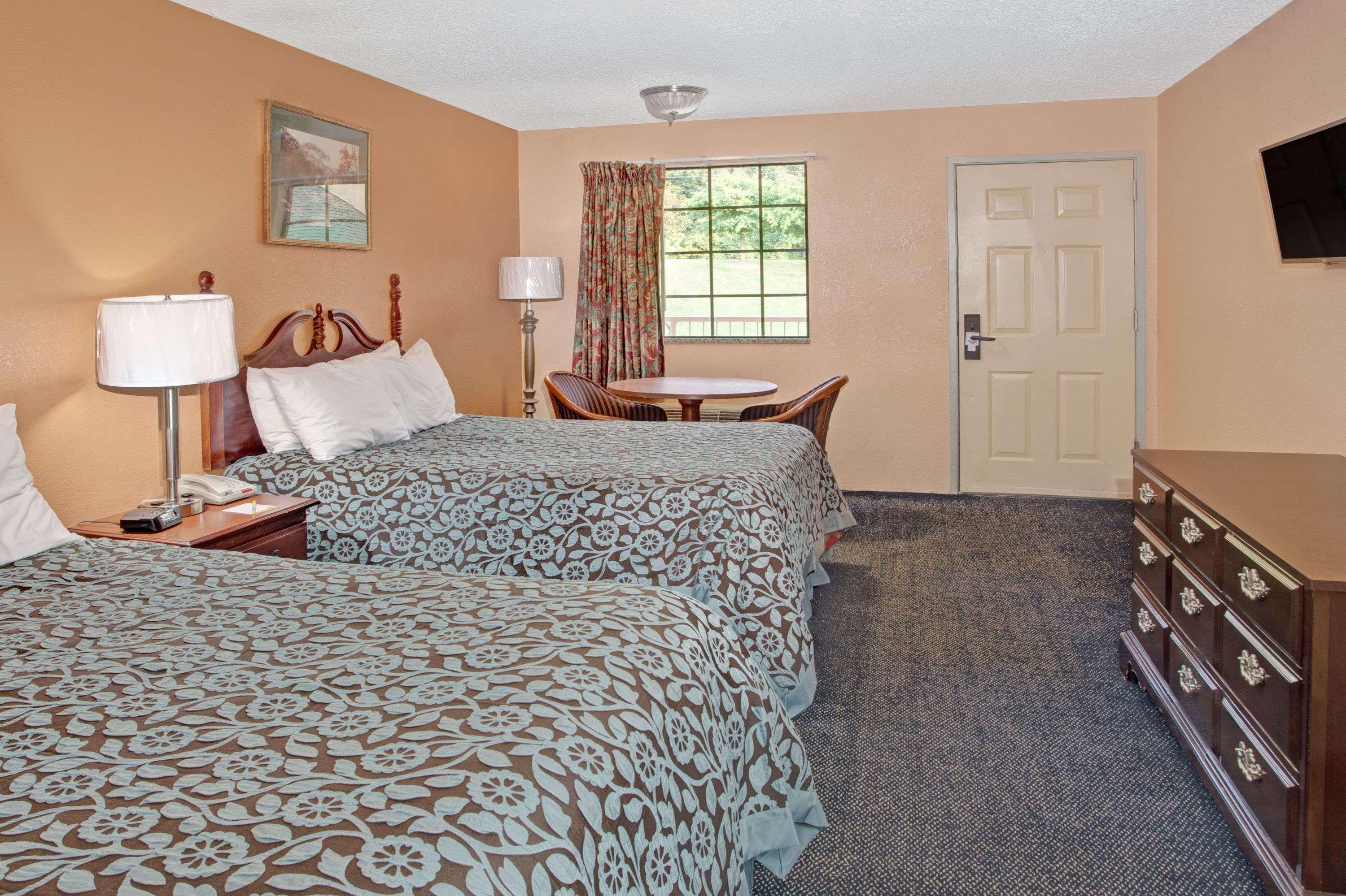 Days Inn By Wyndham Marietta White Water Exterior photo