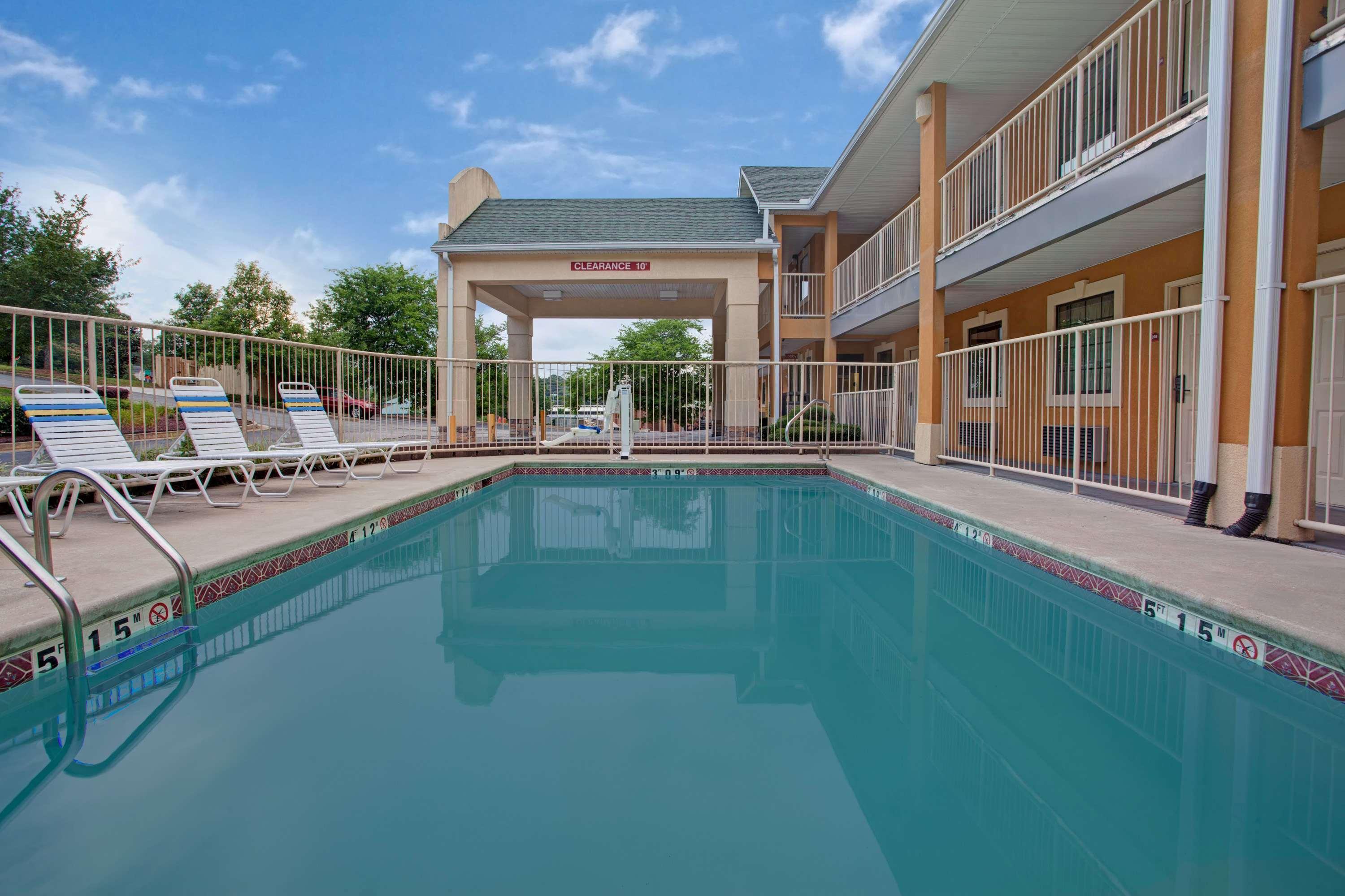 Days Inn By Wyndham Marietta White Water Exterior photo