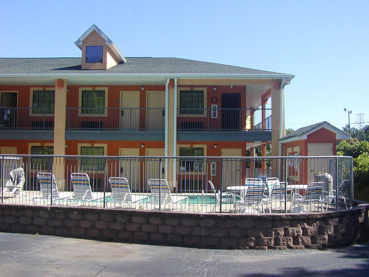 Days Inn By Wyndham Marietta White Water Exterior photo