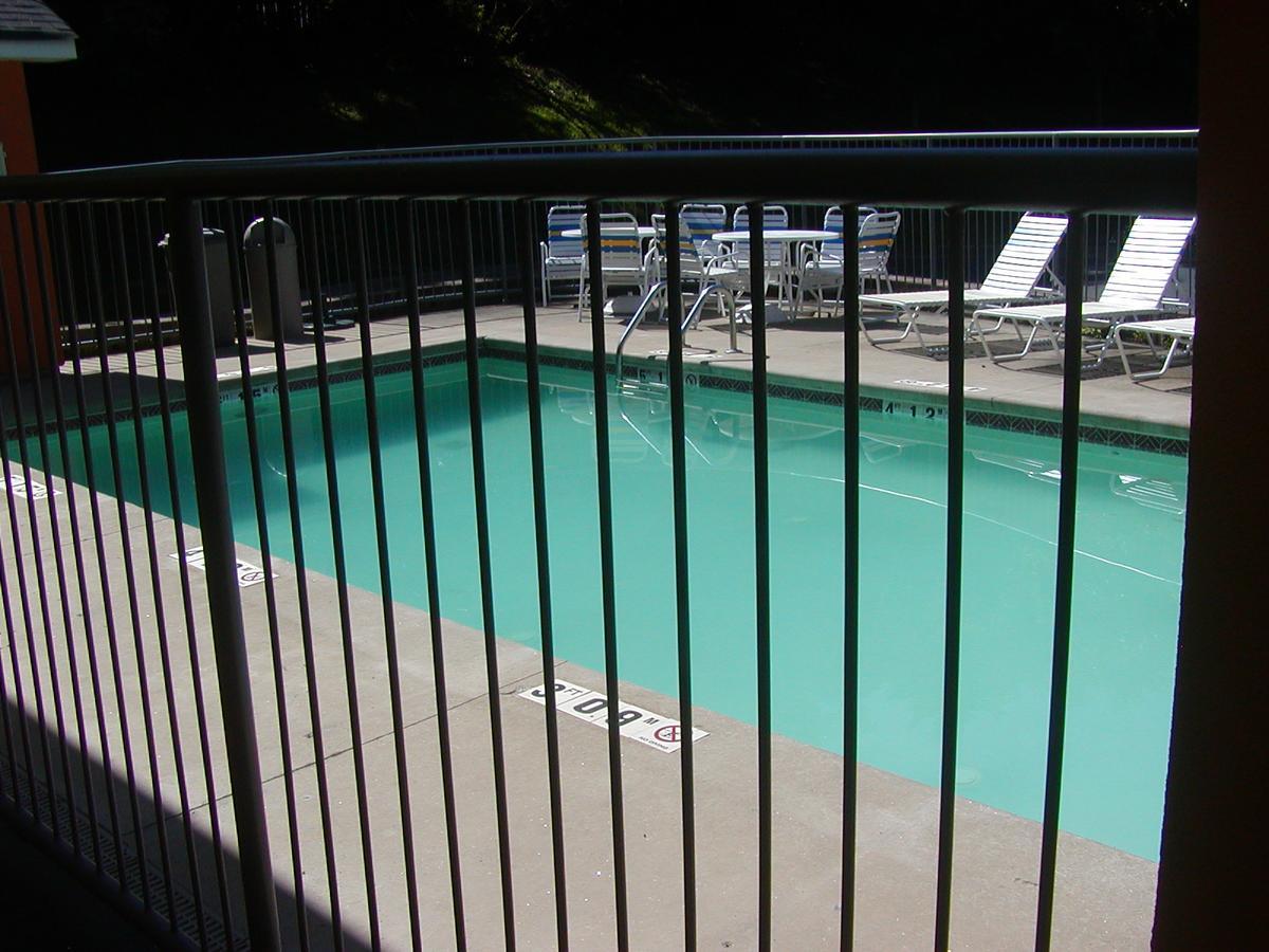 Days Inn By Wyndham Marietta White Water Exterior photo